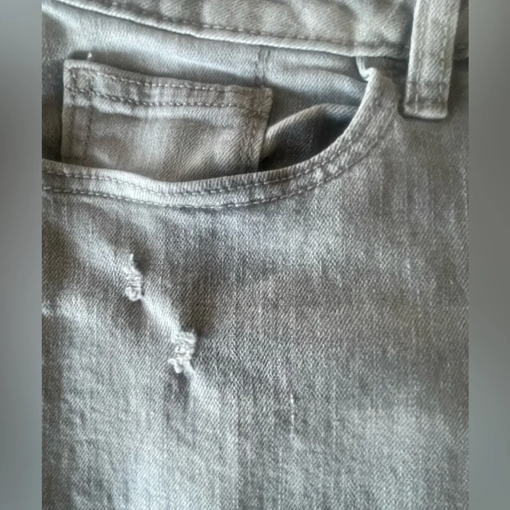 🩶👖Old Navy Boyfriend straight leg in light gray. Size 10.  Nice distressing! - Picture 8 of 8